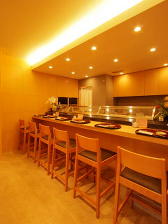 扉を開けると目の前にはカウンター