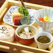 季節を感じる8～10品の前菜は全て手造り。美しく盛り付けられた一皿をお楽しみ下さい。
