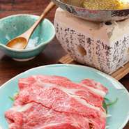 産地より直送の飛騨牛を、出汁ごと召し上がって頂く【すきしゃぶ】は3月末までの限定メニューです。