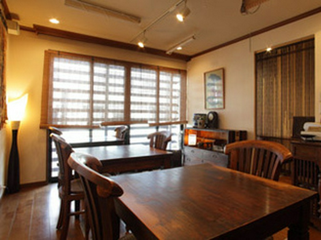 落ち着いた雰囲気の店内でごゆっくりお寛ぎください