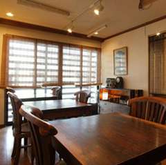 落ち着いた雰囲気の店内でごゆっくりお寛ぎください