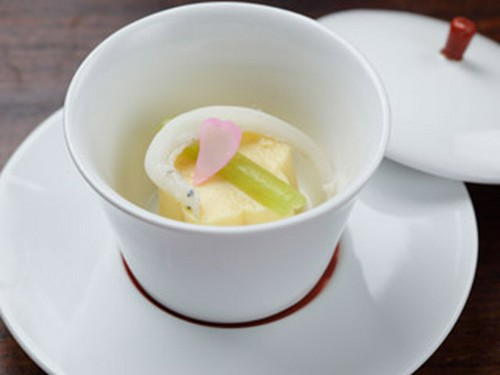 目にも鮮やかな一品