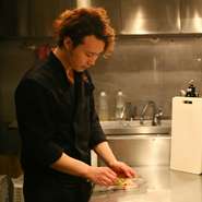 旬の野菜や食材、そしてその魅力を最大限に生かすことを大切に料理をつくっています。美味しい食事を味わい、笑顔がこぼれるひととき。楽しい時間を満喫していただける一品をご提案します。