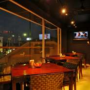 リーズナブルなドリンクやフードメニューはどれも種類豊富にご用意！　ワイワイ盛り上がれる。居心地の良い快適空間です。テーブル席、カウンター席、ソファー席、座敷あり。広々ゆったりお過ごし下さい！