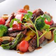 和牛ロースと焼き野菜、素揚げ野菜を鉄板でミックス！　オリジナルビーフチャップソースで！