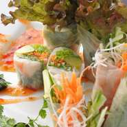 エビとアボカド、肉みその入ったbooオリジナル春巻き。チリソースでアクセントの入った一品。