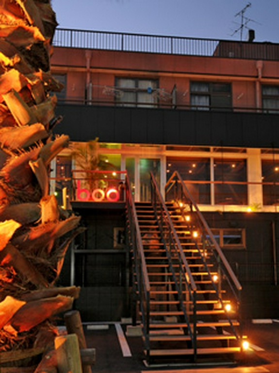 京成成田駅より徒歩10分。お店はビル2階になります。