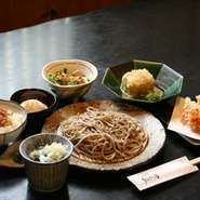 サクサクのそばあられ入りサラダやアイスの他、香ばしい桜えびかきあげなど全7品目の当店の代表的コース料理