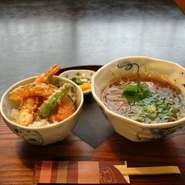 ざる又はかけそばにえびと野菜のミニ天丼がついた、当店人気の
セットメニューです。