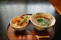 ざる又はかけそばにえびと野菜のミニ天丼がついた、当店人気の
セットメニューです。