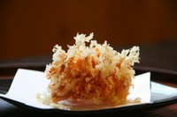 カルシウム豊富な桜えびだけを食材にしたかき揚げ。ごはん、そばサラダ、アイスを別途追加設定できます。