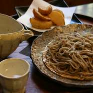 揚げじゃがに「ビール又は日本酒」「ざるそば又はかけそば」をチョイスできる
セットメニューです。