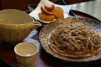 揚げじゃがに「ビール又は日本酒」「ざるそば又はかけそば」をチョイスできる
セットメニューです。