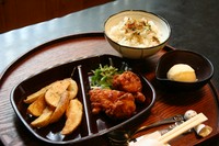 からあげ・ポテト・ミニサラダ・アイス付
ふりかけごはんはそば(半人前・一人前)に別料金で変更できます。