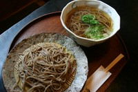 蕎麦本来の持つ風味がお口いっぱいにひろがる「ざるそば」、かつおだしの旨みを十分に楽しめる「かけそば」