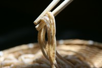 粒が見える位の蕎麦粉の粗さともっちりした食感、甘みが特徴。
岩塩を付けて際立つ旨みをご賞味下さい。 