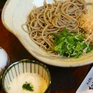 そばとの相性がよく、お互いが引き立てあうとろろそば。
温・冷共にご用意できます。