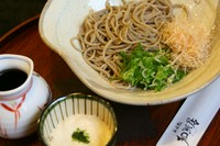 そばとの相性がよく、お互いが引き立てあうとろろそば。
温・冷共にご用意できます。