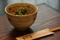 日替わりのごはん（各種炊き込みや丼、天むすなど
年間数十種類）とそばのセットメニュー。
お値打ちな価格と質の高さからリピーターも多数。ミニサラダやアイスも追加可。数量限定のため売切れにご注意下さい。