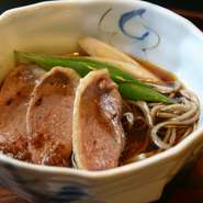 鴨肉からうまみが出たまろやかな温かい出汁のそばです。
鴨汁そばとは少し異なる楽しみ方ができます。