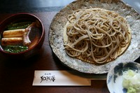 鴨肉の旨みがよく出た熱々の汁を
香ばしいねぎと併せてまずは一口！
そして風味のあるざるそばとご一緒に！