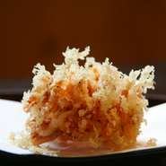カルシウムたっぷりの桜えびだけで揚げてあります。
サクサクした食感をお楽しみ下さい。
