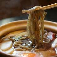 土鍋でぐつぐつ煮込む当店独自の太打ちそば。
鍋焼き仕立てでしょうゆ味の出汁が食材によって
四種類ともそれぞれ異なる風味に仕上がります。
追加トッピングはさらに旨みがアップし、おすすめです。
