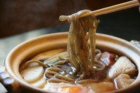 土鍋でぐつぐつ煮込む当店独自の太打ちそば。
鍋焼き仕立てでしょうゆ味の出汁が食材によって
四種類ともそれぞれ異なる風味に仕上がります。
追加トッピングはさらに旨みがアップし、おすすめです。
