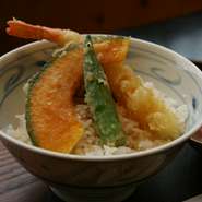 えびとほくほく野菜の天丼です。