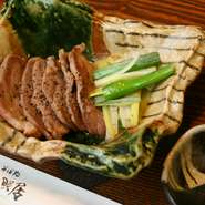 鴨ロースとねぎの盛合せ。お好みでゆず胡椒を付けてお召し上がり下さい。