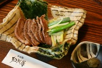 鴨ロースとねぎの盛合せ。お好みでゆず胡椒を付けてお召し上がり下さい。