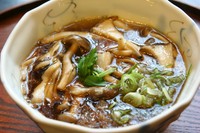 ３種のきのこの旨味と吉野葛でとろみをつけた出汁がよくあい、熱々で体が温まるおそばです。