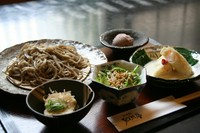 揚げだしそば豆腐（ハーフ）・ミニサラダ・ゆば巻き・そば・デザートがついてお値打ち価格設定。