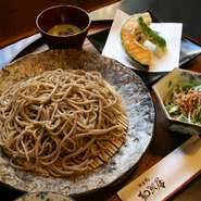 おそばにサラダ、天ぷら、デザートがついたお値打ちセット。
他のセット同様、昼夜とも設定があります。