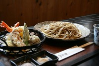 えび２尾と野菜の天ぷら盛り合わせにそばをセットした商品です。