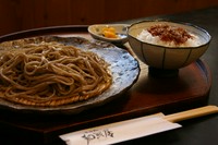 ごまのかかった、ちりめん山椒ごはんとそばのお手軽セット商品です。