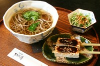 香ばしくて甘いみそだれたっぷりのでんがく豆腐２本にサクサクミニサラダとそば（ザル又はかけ）のセット。