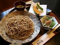 サクサクミニサラダに天ぷら、そば、さらにデザートが付いて色々なお味が楽しめるお値打ち設定です。 
