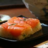 ざる又はかけそば＋炊き込みご飯・ミニ丼を２～３日毎に更新。
写真はスモークサーモン押寿司の一例です。