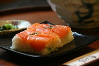 ざる又はかけそば＋炊き込みご飯・ミニ丼を２～３日毎に更新。
写真はスモークサーモン押寿司の一例です。