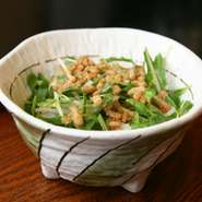 本日のランチにミニサラダ付き