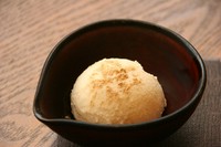 本日のランチにミニサラダ、デザート付き