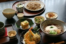 天ぷら盛合せ他、全９品のコース。おそばも一部を除きお好きなものを選択できます。