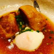 国産ブランド　伊勢美稲豚のバラ肉をじっくりと2日間かけて煮込みます！