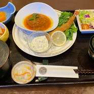 大きな海老フライ＆煮込みハンバーグのセット
おばんざい、サラダ、ごはん、味噌汁、漬物