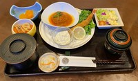 大きな海老フライ＆煮込みハンバーグのセット
おばんざい、サラダ、ごはん、味噌汁、漬物