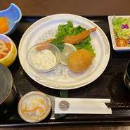 大きな海老フライ＆蟹クリームコロッケのセット
おばんざい、サラダ、ごはん、味噌汁、漬物