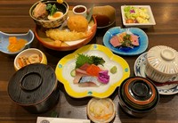 特別な日のご会食に・・・・

お刺身盛合せ・ローストビーフ・大海老の天麩羅
蟹クリームコロッケ・豚の角煮・おばんざい・茶碗蒸し・サラダ・ご飯・味噌汁・漬け物・デザート
