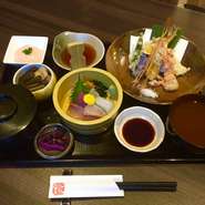 お刺身盛合せ、
本日の魚介天ぷら、
おばんざい、ごはん、味噌汁、漬物、デザート
