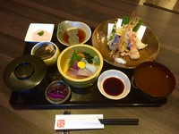 お刺身盛合せ、
本日の魚介天ぷら、
おばんざい、ごはん、味噌汁、漬物、デザート